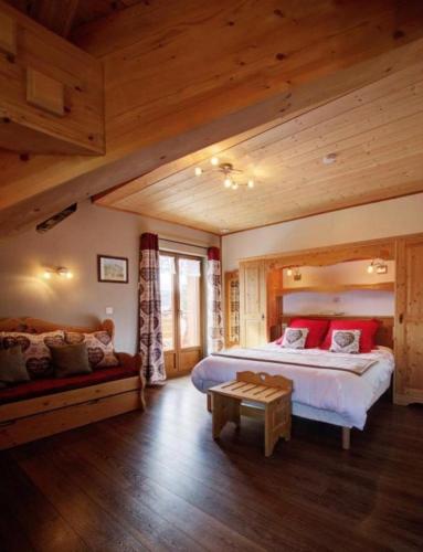 1 queen bed, 2 twin beds