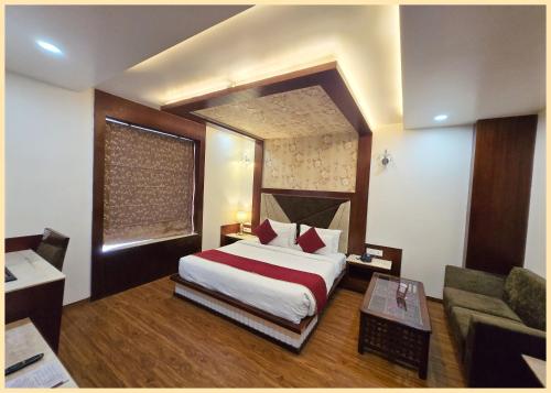 LUXUARY HOTEL SQR INN - Near Kashi Vishwanath Temple - # Restaurant - Lift & Parking Facilities - Fully Air conditioned HOTEL - Top Rated Hotel In Varanasi