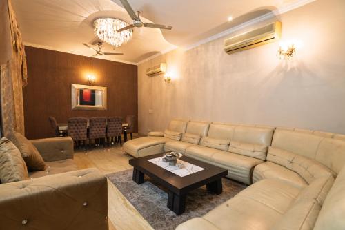 JPM Luxe Rooms & Apartment , East of Kailash - Chittaranjan Park