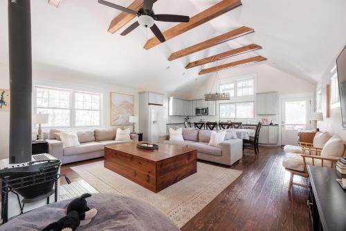 The Cove Retreat- Hot Tub/Screened Porch/Game Room in Lake Lure, USA