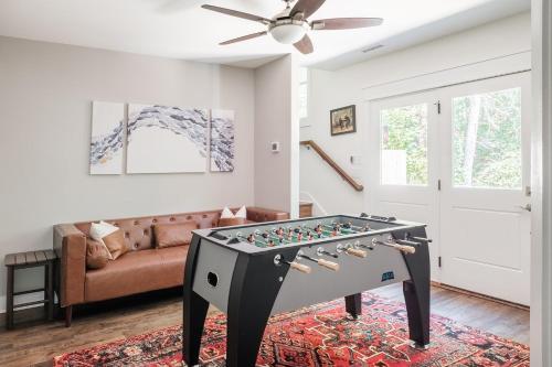 The Cove Retreat- Hot Tub/Screened Porch/Game Room in Lake Lure, USA