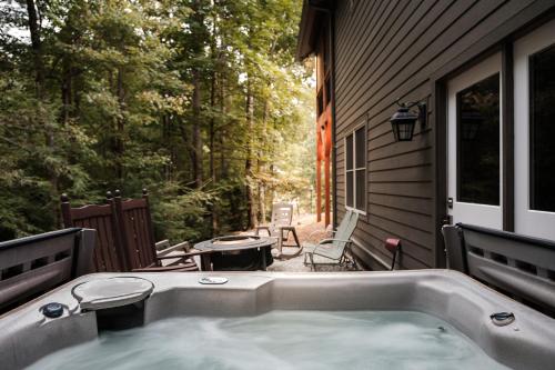 The Cove Retreat- Hot Tub/Screened Porch/Game Room in Lake Lure, USA