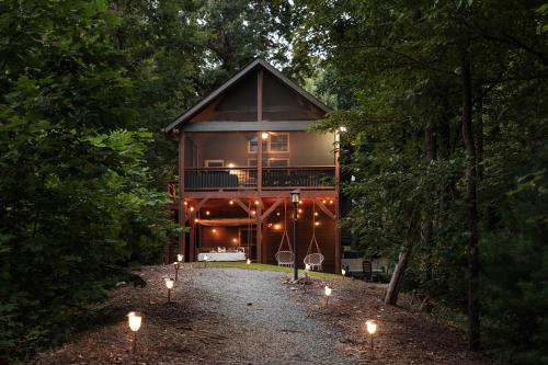 The Cove Retreat- Hot Tub/Screened Porch/Game Room in Lake Lure, USA