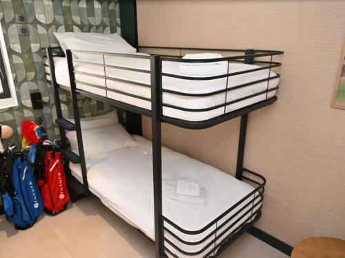 1 king bed, 2 twin beds
