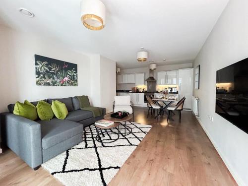Stylish Urban Sanctuary with Parking, Londyn