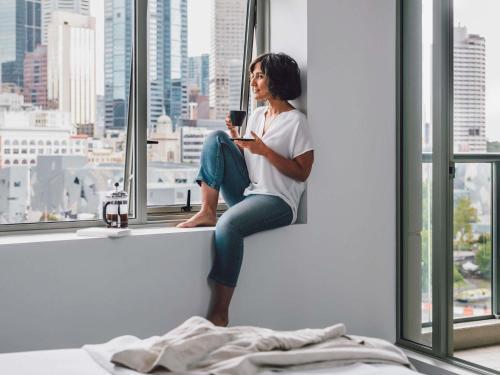 Quay West Suites Melbourne Room Type - One-Bedroom Deluxe Apartment with One King Bed and Balcony