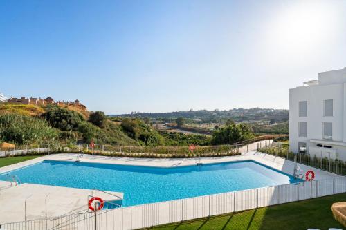 สระว่ายน้ำ, Ultimate Rentals - Modern Comfort and Views in Oceana Gardens, Estepona in กันเชลาดา