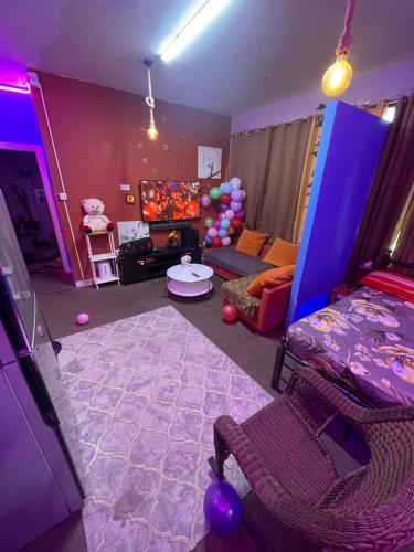 Room attached bathroom with tv in Madinat Zayid