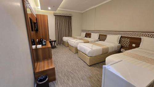 3 twin beds