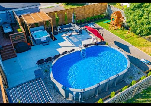 Hot Tub/Outdoor Sauna/Heated Pool/5 Min To Falls – khách sạn tại Khu Vuc Cong Vien Kings Bridge