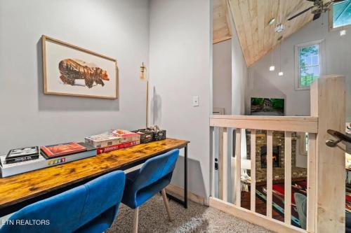 A Beary Active Cabin - Outdoor Hot Tub Firepit Near Ober Mountain + Pet Friendly! - image 9