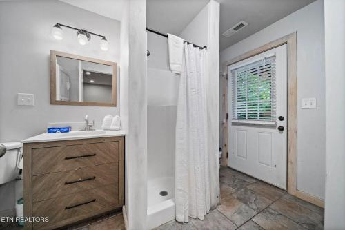 A Beary Active Cabin - Outdoor Hot Tub Firepit Near Ober Mountain + Pet Friendly! - image 10
