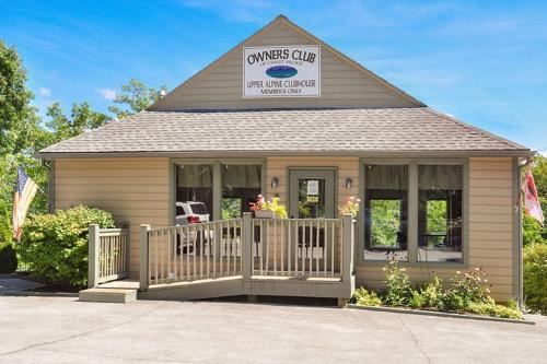 A Beary Active Cabin - Outdoor Hot Tub Firepit Near Ober Mountain + Pet Friendly! - image 11