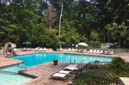 A Beary Active Cabin - Outdoor Hot Tub Firepit Near Ober Mountain + Pet Friendly! - image 2