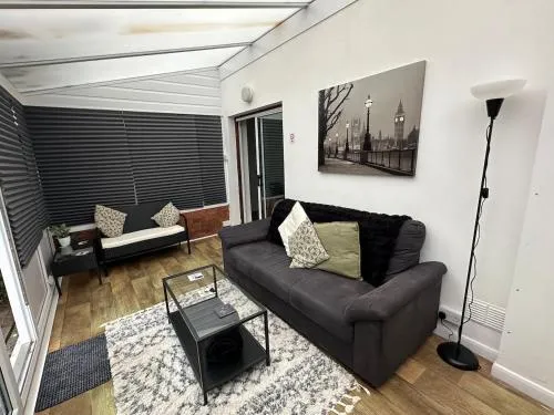 3 bedroom house, stones throw from SMH photo 2