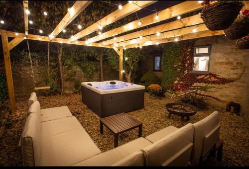 Kert, Cotswolds Cottage with Hot tub in Asthall