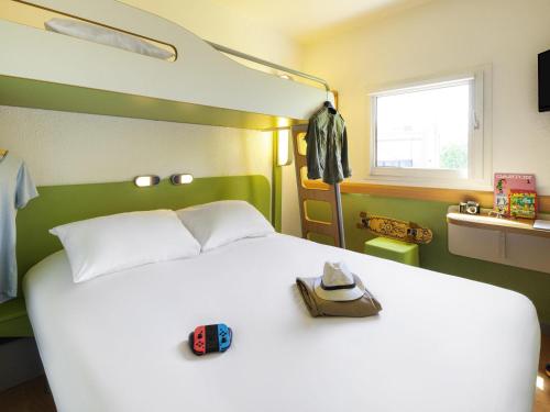 1 queen bed, 1 bunk bed
