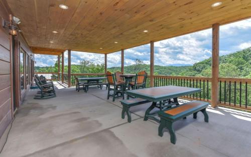 Big Forest Lodge - Private Indoor Pool Theater Room 2 Game Rooms Outdoor Hot Tub + More! - image 7