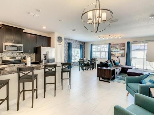 4874 - 5BR w Pool 10min Disney 2 Water Parks – khách sạn tại Hunters Creek