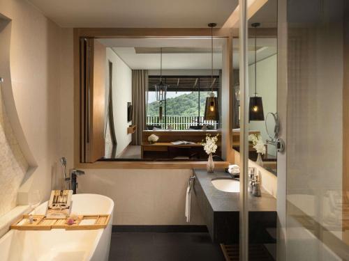 room detail thumbnail 2