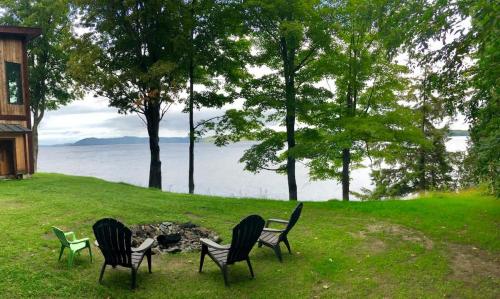 Luxury Waterfront Escape - Private Firepit & Dock on Lake Memphremagog in Derby (VT)