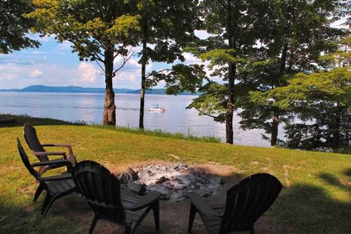 Luxury Waterfront Escape - Private Firepit & Dock on Lake Memphremagog in Derby (VT)