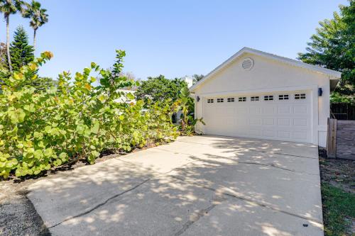 < 1 Mi to Butler Beach! Home w/ Dog-Friendly Yard in Butler Beach