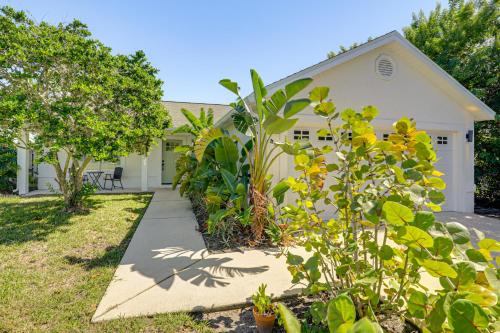 < 1 Mi to Butler Beach! Home w/ Dog-Friendly Yard in Butler Beach