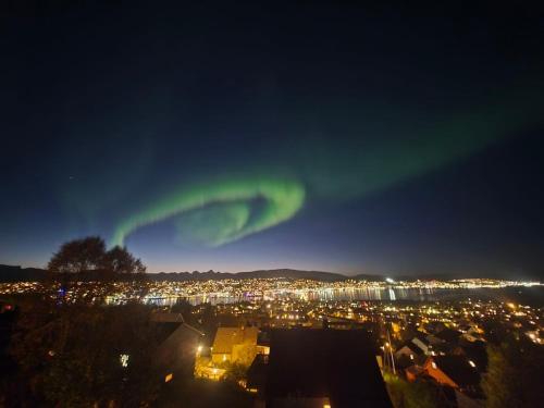 Newly renovated apartment with the best view in town! – khách sạn tại Tromsdalen