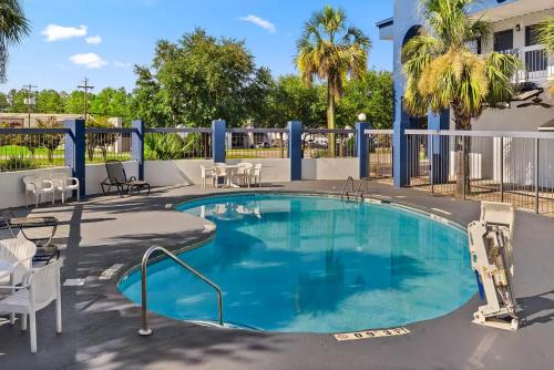 สระว่ายน้ำ, Quality Inn & Suites Aiken East in ไอเคน (SC)