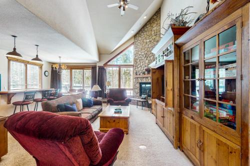 Saddlewood Iliff #33 in Four O'Clock