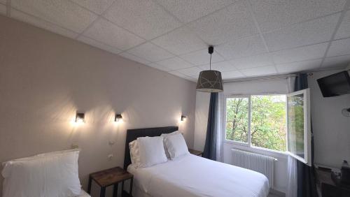 1 queen bed, 1 twin bed