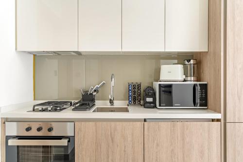 VayK - Elegant Canal View studio in Business Bay - main image