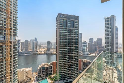 VayK - Elegant Canal View studio in Business Bay - image 2