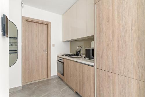 VayK - Elegant Canal View studio in Business Bay - image 6