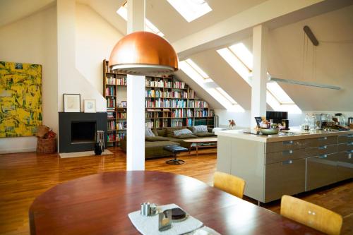 1A-LAGE mit Blick - 2 grosse Zimmer auf eigener Etage, privates Bad & Balkon, Berlin (photo 3)