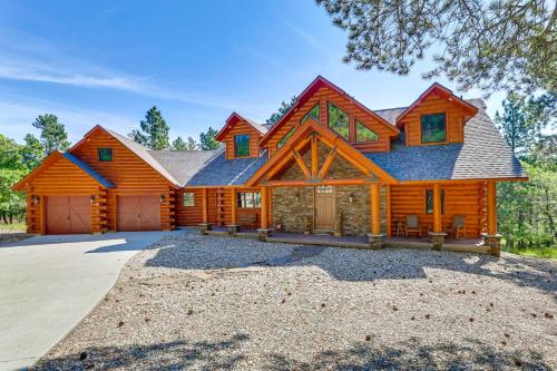 Hike, Fish & More: Grand Cabin w/ Decks in Sturgis – khách sạn tại Chinatown