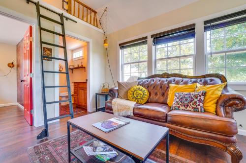 Whimsical Cabin with Grill Less Than 4 Mi to Lake Brownwood! in Lake Brownwood, USA