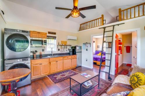 Whimsical Cabin with Grill Less Than 4 Mi to Lake Brownwood! in Brownwood (Texas)