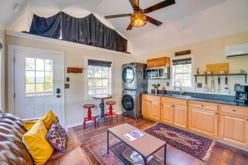 Whimsical Cabin with Grill Less Than 4 Mi to Lake Brownwood! in Brownwood (Texas)