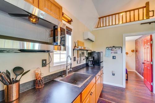 Whimsical Cabin with Grill Less Than 4 Mi to Lake Brownwood! in Brownwood (Texas)