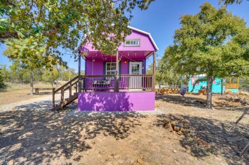 Whimsical Cabin with Grill Less Than 4 Mi to Lake Brownwood! in Brownwood (Texas)