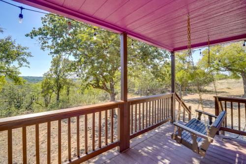 Whimsical Cabin with Grill Less Than 4 Mi to Lake Brownwood! in Brownwood (Texas)
