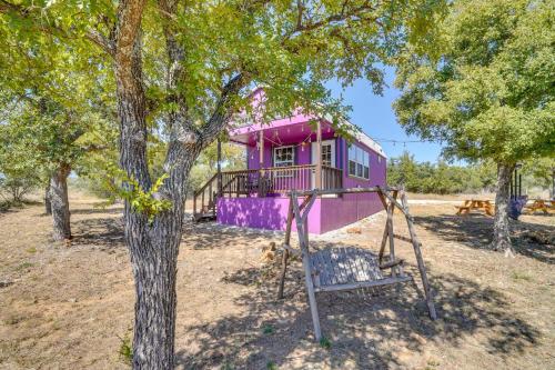 Whimsical Cabin with Grill Less Than 4 Mi to Lake Brownwood! in Brownwood (Texas)