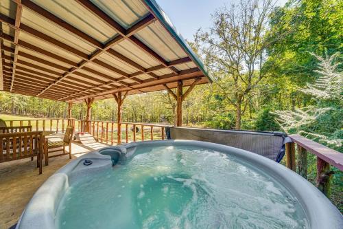 Rustic Cabin w/ Hot Tub Near Broken Bow Lake! - McCurtain County, OK