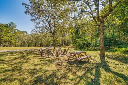 Rustic Cabin w/ Hot Tub Near Broken Bow Lake!, Broken Bow (foto 2)