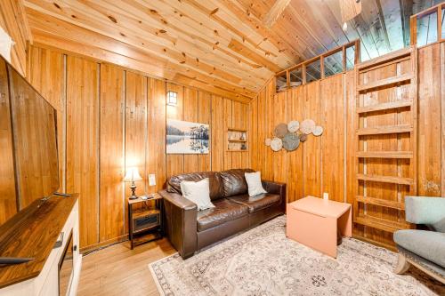 Rustic Cabin w/ Hot Tub Near Broken Bow Lake!, Broken Bow (foto 3)