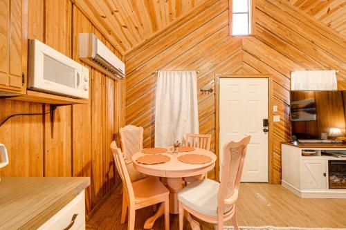 Rustic Cabin w/ Hot Tub Near Broken Bow Lake!, Broken Bow (foto 4)