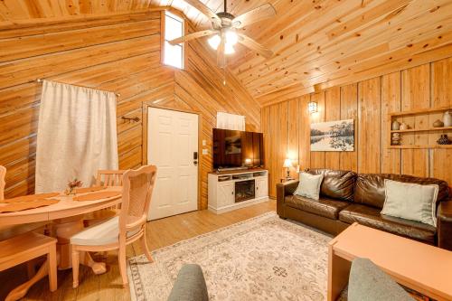 Rustic Cabin with Hot Tub Near Broken Bow Lake! in 德昆