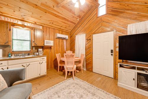 Rustic Cabin w/ Hot Tub Near Broken Bow Lake!, Broken Bow (foto 7)